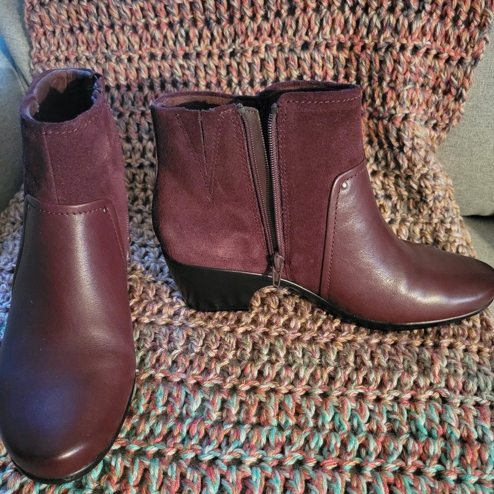 Clarks 9W booties